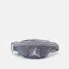 Jordan COOL SMALL ITEM - Riñonera - Gunsmoke , Niños 1 Jordan COOL SMALL ITEM - Riñonera - Gunsmoke , Niños -Jordan Tienda Oficial 0a373b9fc05941498266cad6709d2bc0