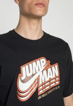 Jordan CREW - Camiseta Estampada - Black/metallic Gold , Hombre -Jordan Tienda Oficial 0c3fd715ead942de9c46835b8a172e28