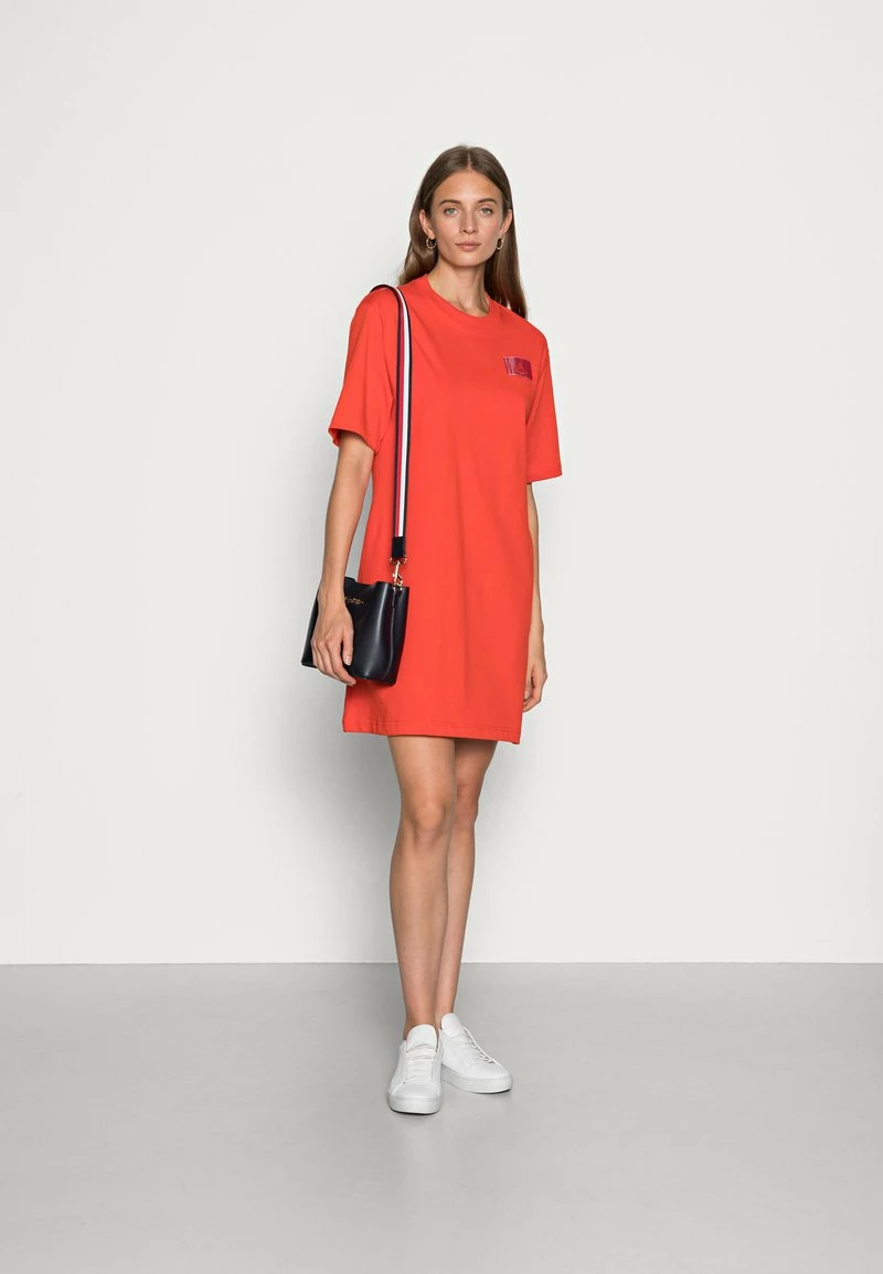 Jordan ESSEN DRESS - Vestido Ligero - Habanero Red , Mujer 4 Jordan ESSEN DRESS - Vestido Ligero - Habanero Red , Mujer - Imagen 2