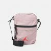 Jordan AIRBORNE FESTIVAL BAG - Bandolera - Atmosphere , Hombre 2 Jordan AIRBORNE FESTIVAL BAG - Bandolera - Atmosphere , Hombre -Jordan Tienda Oficial 1ce3eedd61224b8fa464eb309bb029cb
