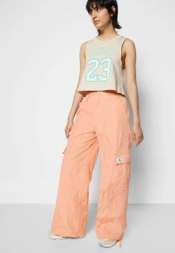 Jordan ESSEN UTILITY PANT - Pantalones Cargo - Crimson Bliss , Mujer -Jordan Tienda Oficial 1e1c6c5587c544fd913c473fd82fd1e1