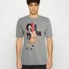 Jordan GAME CREW - Camiseta Estampada - Carbon Heather , Hombre -Jordan Tienda Oficial 2c06a98e830f45818d18e87dd6b19e05