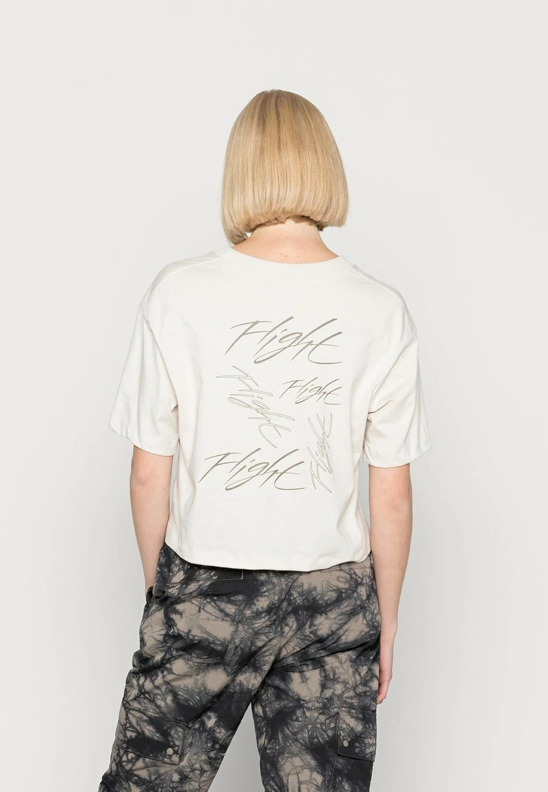 Jordan HERITAGE CORE - Camiseta Estampada - Orewood/black , Mujer 5 Jordan HERITAGE CORE - Camiseta Estampada - Orewood/black , Mujer - Imagen 3