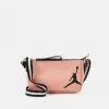 Jordan GIRL’S HANDBAG - Bandolera - Madder Root , Mujer 1 Jordan GIRL’S HANDBAG - Bandolera - Madder Root , Mujer -Jordan Tienda Oficial 3258ffd959ac4075ae95cf156a95347b