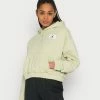 Jordan W J ESSEN - Jersey Con Capucha - Olive Aura , Mujer -Jordan Tienda Oficial 35fc2b7a36a44e989444b40f2de8ba5e