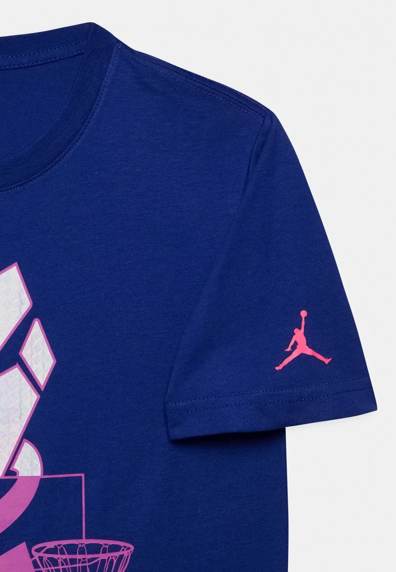 Jordan ZION HOLOGRAPHIC TEE - Camiseta Estampada - Deep Royal Blue , Unisexo 5 Jordan ZION HOLOGRAPHIC TEE - Camiseta Estampada - Deep Royal Blue , Unisexo - Imagen 3