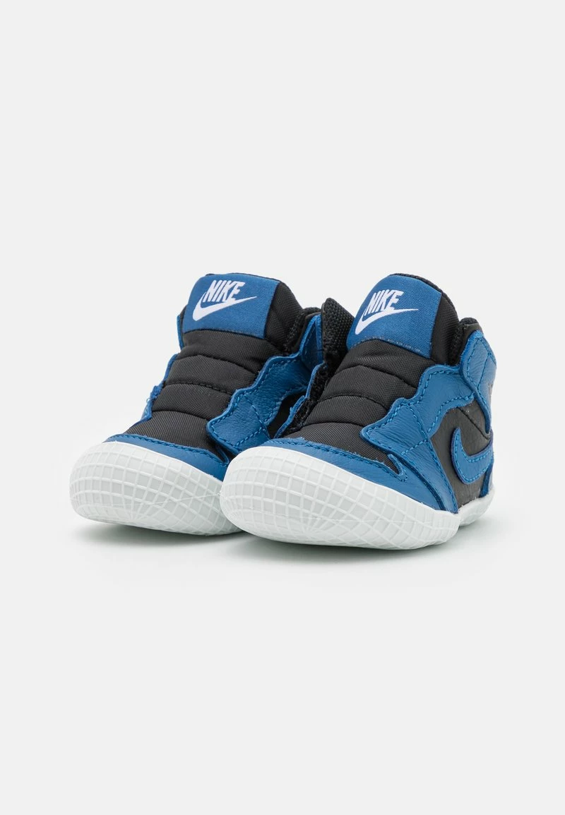 Jordan CRIB UNISEX - Zapatillas De Entrenamiento - Dark Marina Blue/black/white, Unisexo 4 Jordan CRIB UNISEX - Zapatillas De Entrenamiento - Dark Marina Blue/black/white, Unisexo - Imagen 2