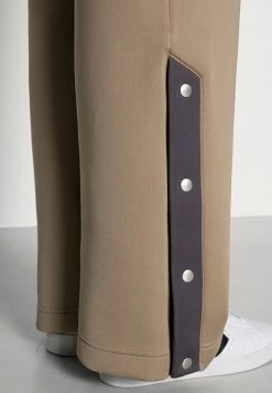 Jordan NEW CLASSICS SUIT - Pantalones Deportivos - Khaki/thunder Grey/pure Platinum , Mujer -Jordan Tienda Oficial 4cba02f9f9bd4ae3af152833b884b695