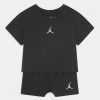 Jordan ESSENTIALS SET - Camiseta Básica - Black, Niños 2 Jordan ESSENTIALS SET - Camiseta Básica - Black, Niños -Jordan Tienda Oficial 4d706fcbec3445c18260f11e6b67b70f