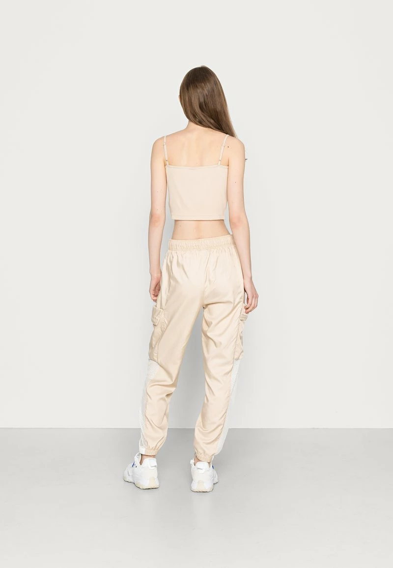 Jordan ESSEN UTILITY PANT - Pantalones Cargo - Sanddrift, Mujer 5 Jordan ESSEN UTILITY PANT - Pantalones Cargo - Sanddrift, Mujer - Imagen 3