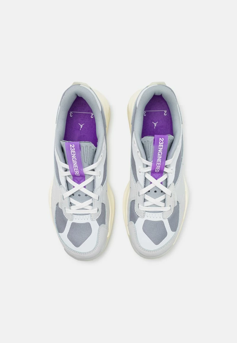 Jordan AIR 200E - Zapatillas - Summit White/coconut Milk/light Smoke Grey/wild Berry/white , Hombre 5 Jordan AIR 200E - Zapatillas - Summit White/coconut Milk/light Smoke Grey/wild Berry/white , Hombre - Imagen 4