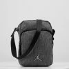Jordan AIRBORNE CROSSBODY UNISEX - Bandolera - Carbon Heather , Unisexo -Jordan Tienda Oficial 75fe8d51d6a54fbf935b38c6457938cd