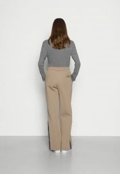 Jordan NEW CLASSICS SUIT - Pantalones Deportivos - Khaki/thunder Grey/pure Platinum , Mujer -Jordan Tienda Oficial 765d44264e9f48e88b17faef7c3f3d92