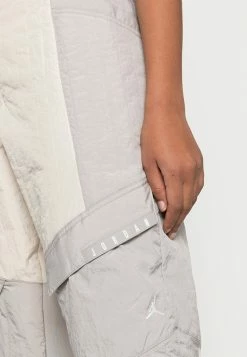 Jordan COZY GIRL UTILITY PANT - Pantalones Cargo - Oatmeal/college Grey/college Grey/summit White , Mujer 11 Jordan COZY GIRL UTILITY PANT - Pantalones Cargo - Oatmeal/college Grey/college Grey/summit White , Mujer -Jordan Tienda Oficial 775858c2698346dcb16afa04353fbeec
