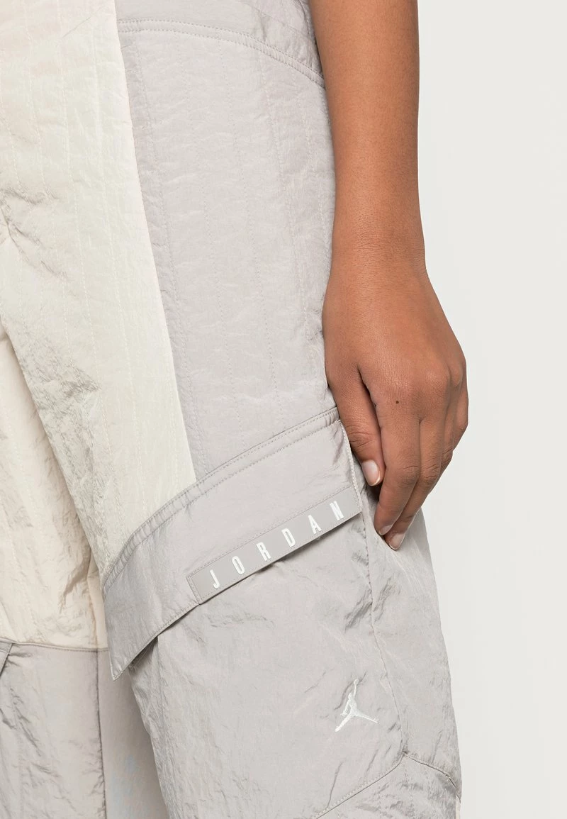 Jordan COZY GIRL UTILITY PANT - Pantalones Cargo - Oatmeal/college Grey/college Grey/summit White , Mujer 7 Jordan COZY GIRL UTILITY PANT - Pantalones Cargo - Oatmeal/college Grey/college Grey/summit White , Mujer - Imagen 5