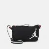 Jordan GIRL’S HANDBAG - Bandolera - Black, Mujer 1 Jordan GIRL’S HANDBAG - Bandolera - Black, Mujer -Jordan Tienda Oficial 868116f2314f4432b57df6e81be11977