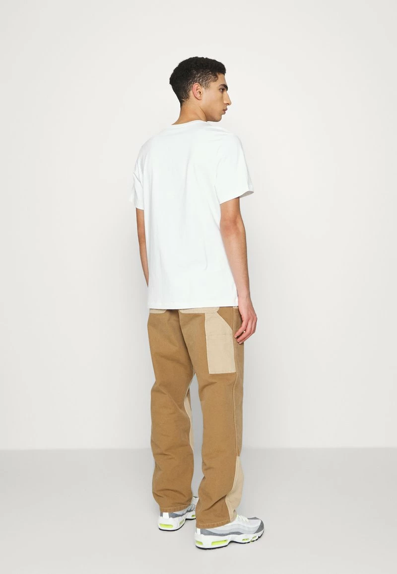 Jordan CREW - Camiseta Estampada - White/pollen/chile Red , Hombre 5 Jordan CREW - Camiseta Estampada - White/pollen/chile Red , Hombre - Imagen 3