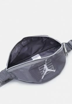 Jordan COOL SMALL ITEM - Riñonera - Gunsmoke , Niños 8 Jordan COOL SMALL ITEM - Riñonera - Gunsmoke , Niños -Jordan Tienda Oficial 9392558c606441c3bed40c22e2bace6f