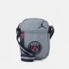 Jordan PARIS FESTIVAL BAG - Bandolera - Stealth , Hombre -Jordan Tienda Oficial 9d8718fa6e004947b66bf4836f3102dc