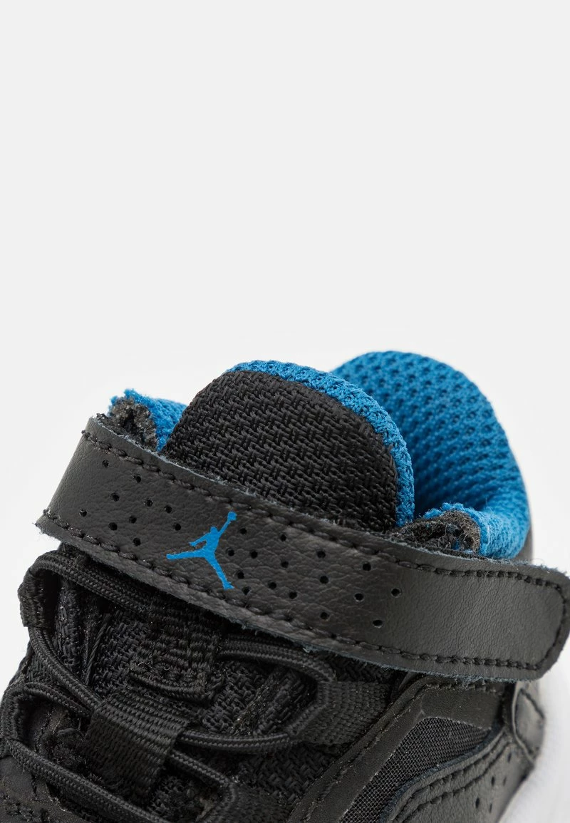 Jordan 11 CMFT LOW UNISEX - Zapatillas De Baloncesto - Black/white/dark Marina Blue , Unisexo 8 Jordan 11 CMFT LOW UNISEX - Zapatillas De Baloncesto - Black/white/dark Marina Blue , Unisexo - Imagen 6