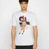 Jordan GAME CREW - Camiseta Estampada - White, Hombre -Jordan Tienda Oficial c4c36c72f6c749f9a887016d3c6f475d