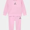 Jordan ESSENTIALS SET UNISEX - Chándal - Pink Foam, Niños 2 Jordan ESSENTIALS SET UNISEX - Chándal - Pink Foam, Niños -Jordan Tienda Oficial c7802a40893e45019619d836a5794d5d