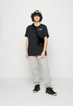 Jordan HERITAGE TEE - Camiseta Estampada - Black , Mujer -Jordan Tienda Oficial cdf8f0f747ee4a6ea3c5b732b3d028f2