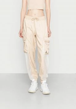Jordan ESSEN UTILITY PANT - Pantalones Cargo - Sanddrift, Mujer