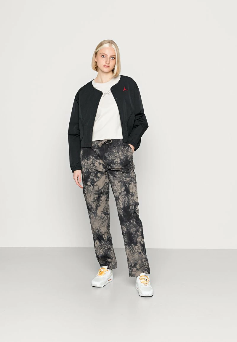 Jordan HERITAGE CORE - Camiseta Estampada - Orewood/black , Mujer 4 Jordan HERITAGE CORE - Camiseta Estampada - Orewood/black , Mujer - Imagen 2