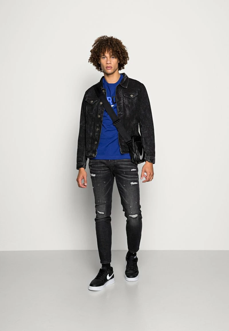 Jordan CREW - Camiseta Estampada - Deep Royal Blue , Hombre 4 Jordan CREW - Camiseta Estampada - Deep Royal Blue , Hombre - Imagen 2