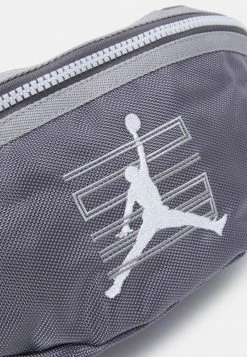 Jordan COOL SMALL ITEM - Riñonera - Gunsmoke , Niños 9 Jordan COOL SMALL ITEM - Riñonera - Gunsmoke , Niños -Jordan Tienda Oficial dd32dfb083dd4561b5a06daea98cdf9d