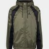 Jordan WOVEN JACKET - Chaqueta Fina - Medium Olive/black , Hombre -Jordan Tienda Oficial ead2b64625ff4c1c98b0d5095c61037f