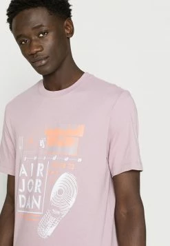 Jordan BRAND CREW - Camiseta Estampada - Plum Fog , Hombre -Jordan Tienda Oficial f1d9687fcc6b438e950dc44912165265