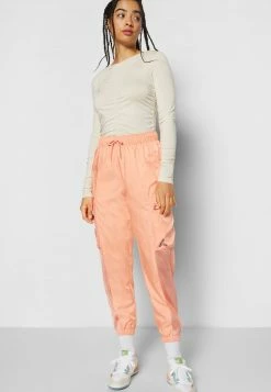 Jordan ESSEN UTILITY PANT - Pantalones Cargo - Crimson Bliss , Mujer -Jordan Tienda Oficial f2fbe1603685433aa95b03b63f454cdd