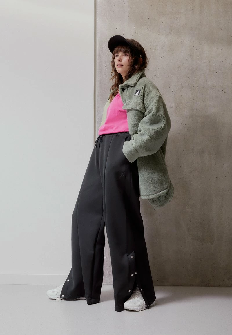 Jordan NEW CLASSICS SUIT - Pantalones Deportivos - Black , Mujer 3 Jordan NEW CLASSICS SUIT - Pantalones Deportivos - Black , Mujer