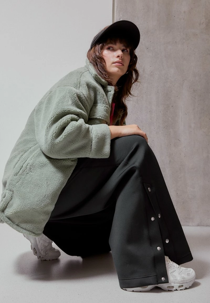 Jordan NEW CLASSICS SUIT - Pantalones Deportivos - Black , Mujer 6 Jordan NEW CLASSICS SUIT - Pantalones Deportivos - Black , Mujer - Imagen 4